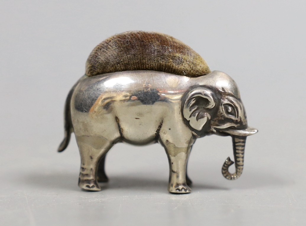 A George V novelty silver pin cushion, modelled as an elephant, Adie & Lovekin Ltd, Birmingham, 1921, length 45mm.